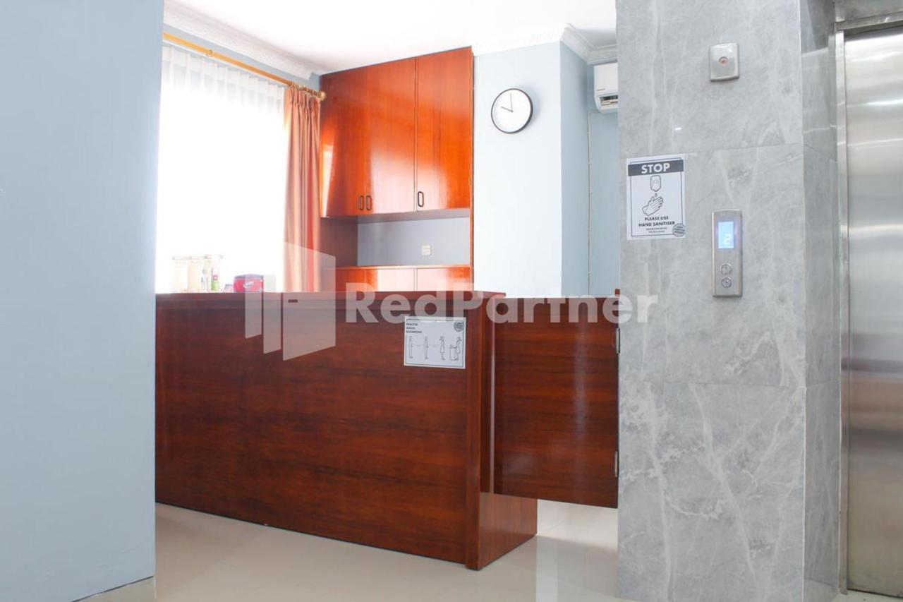 Brahma Hotel Mitra Reddoorz Джакарта Экстерьер фото