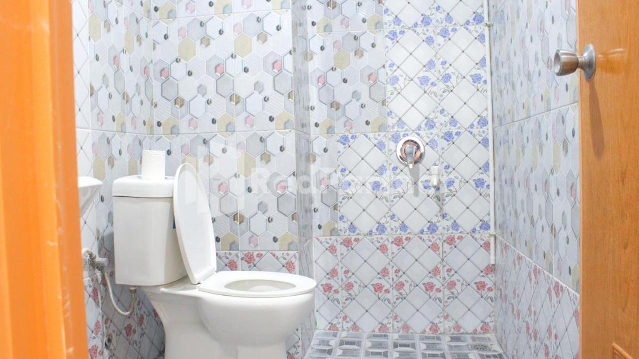 Brahma Hotel Mitra Reddoorz Джакарта Экстерьер фото